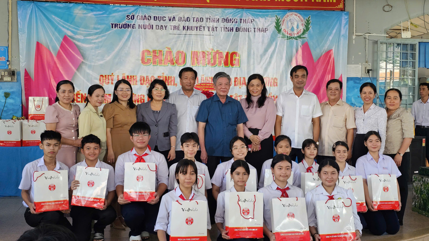 Lãnh đạo Tỉnh ủy Đồng Tháp và lãnh đạo địa phương đến thăm Trường Nuôi dạy trẻ khuyết tật tỉnh Đồng Tháp